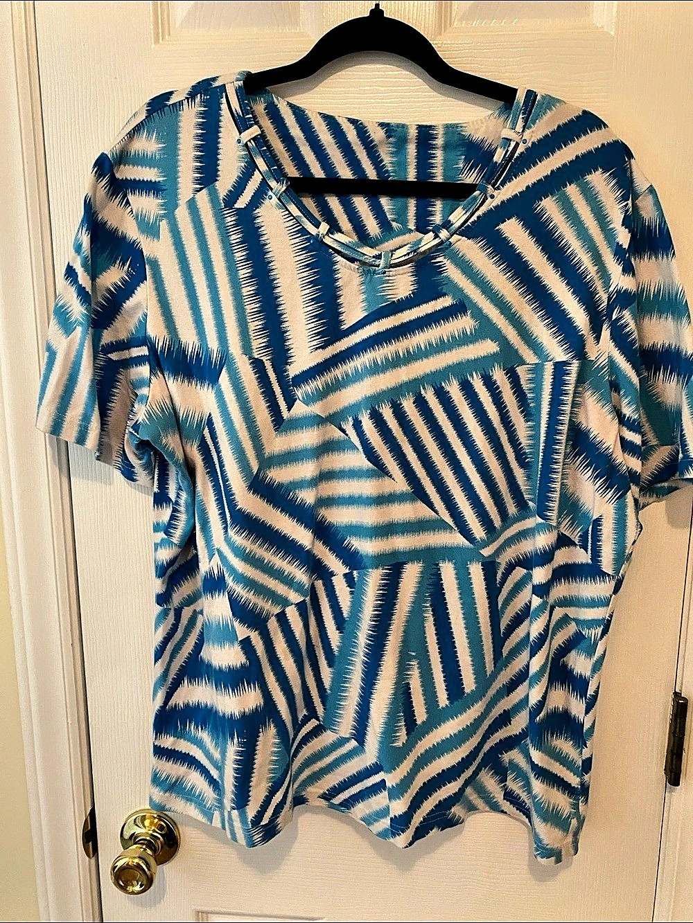Blue & White Geometric Short Sleeve Top Like New